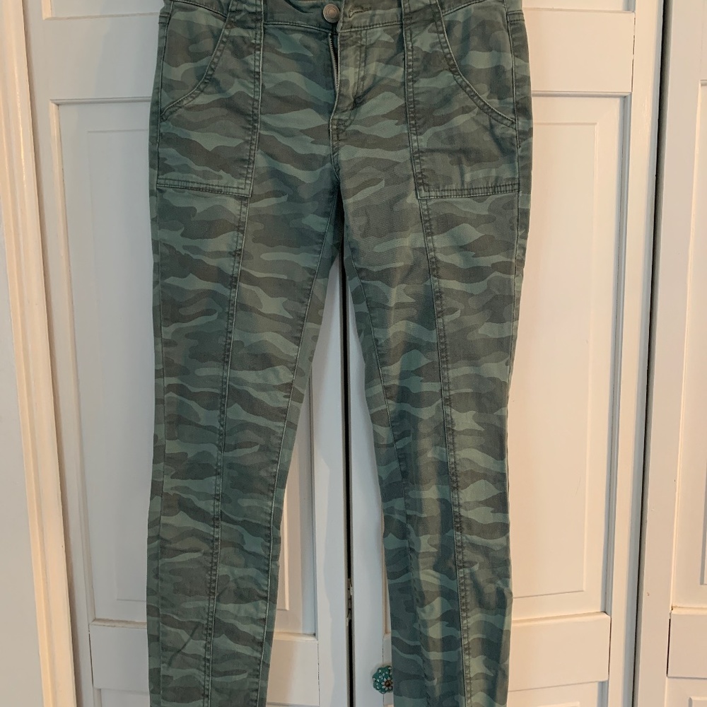 Super cute American eagle camo pants